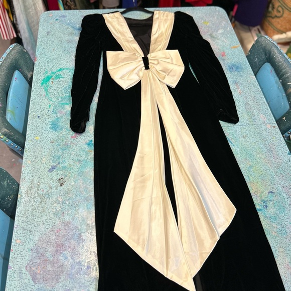 Dresses & Skirts - Vintage Velvet & BOW Gown